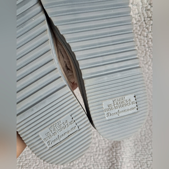 Women's Dearfoams Brown Fuzzy Slippers - Picture 8 of 8